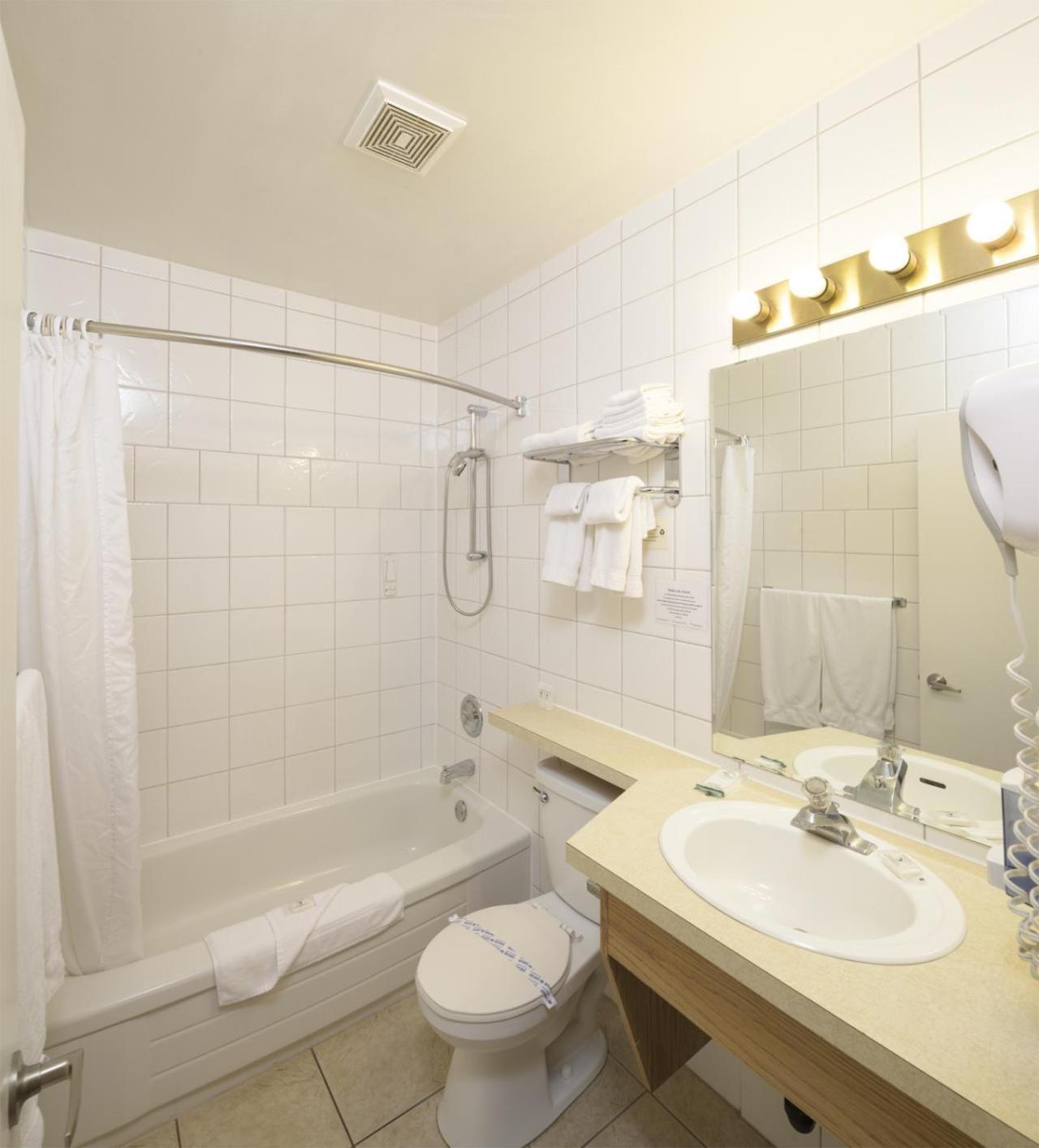 Waterfront Inn Пентіктон Екстер'єр фото