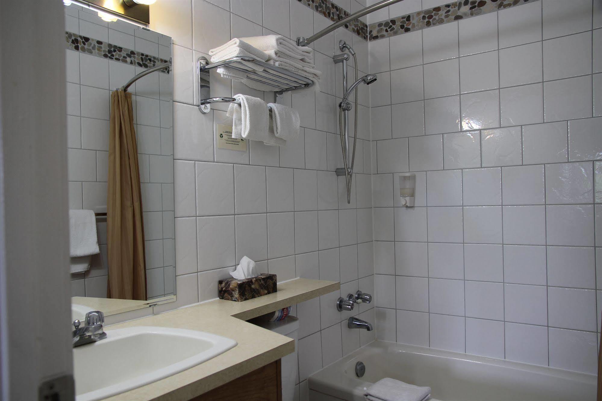 Waterfront Inn Пентіктон Екстер'єр фото